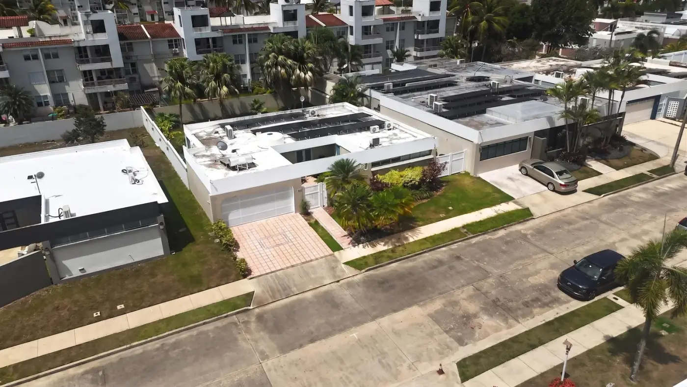 Toma aérea del exterior y el terreno de una propiedad en Puerto Rico