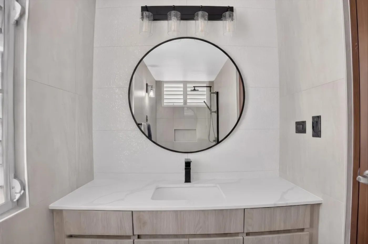 Baño principal con acabados de mármol en una residencia en Puerto Rico