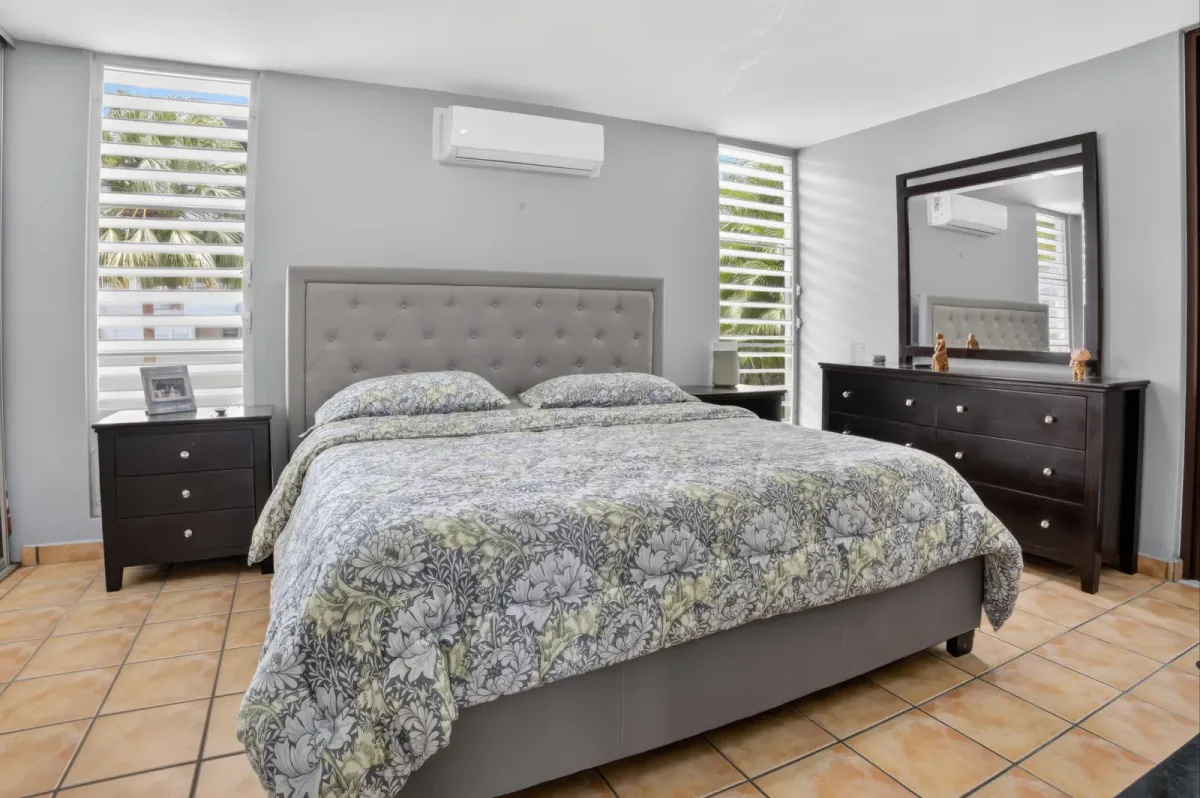 Habitación con cabecera tapizada y decoración neutral