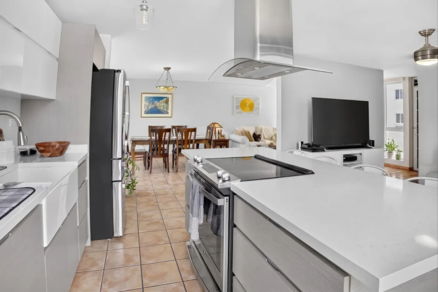 Cocina y comedor de concepto abierto en una residencia en Puerto Rico