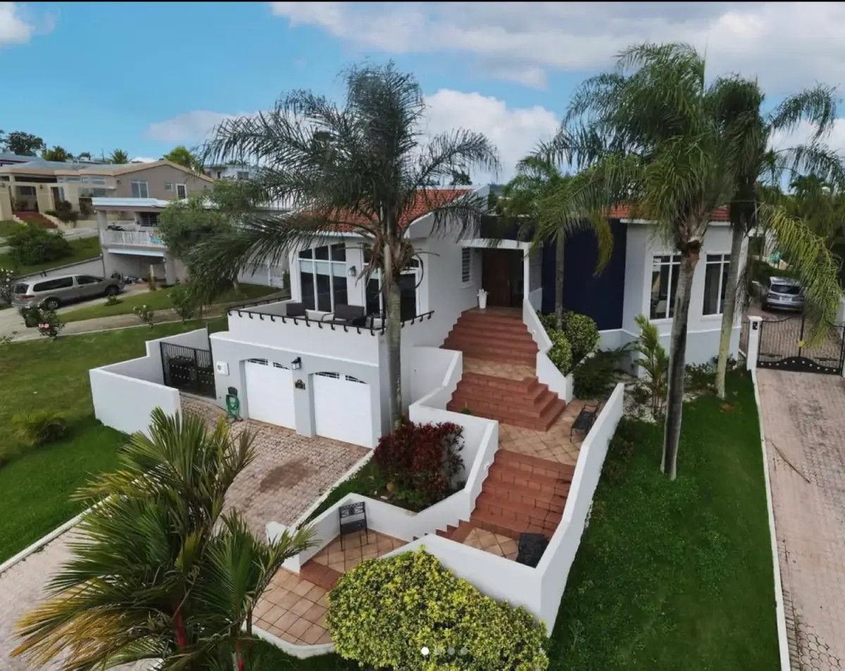 Vista aérea de una residencia con piscina y jardín en Puerto Rico