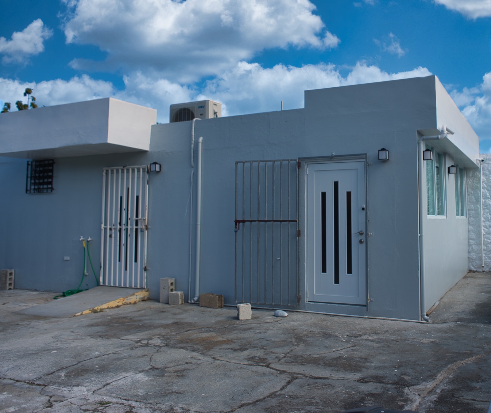 Exterior lateral de local comercial en Puerto Rico