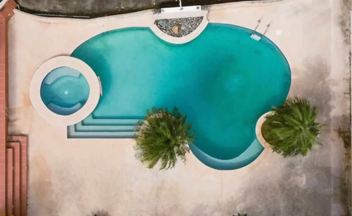 Piscina con jacuzzi vista completamente desde arriba