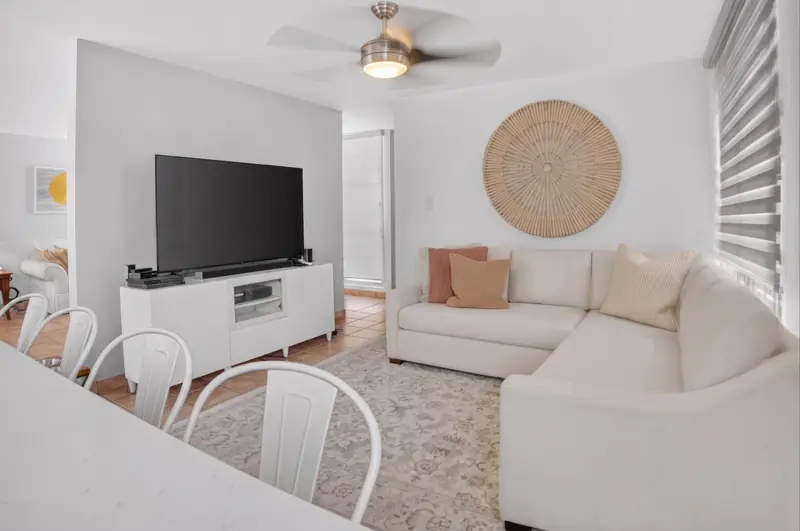Sala luminosa con centro de entretenimiento en una residencia en Puerto Rico