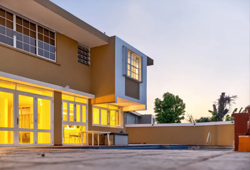 Exterior de una residencia moderna con piscina iluminada en Puerto Rico